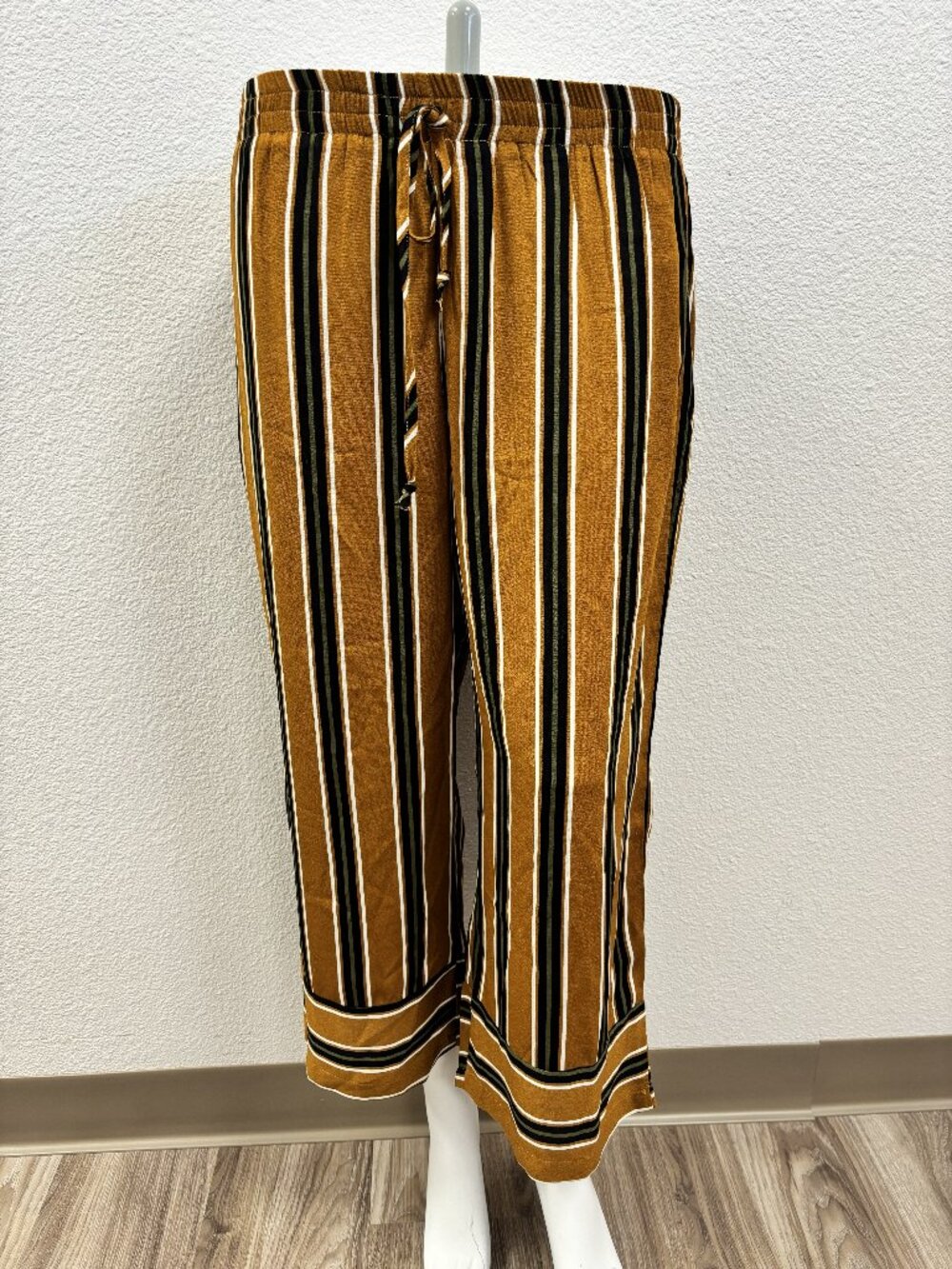 Artistic Works by Lu Striped Cropped Wide Leg Pants Size Small Pull-On